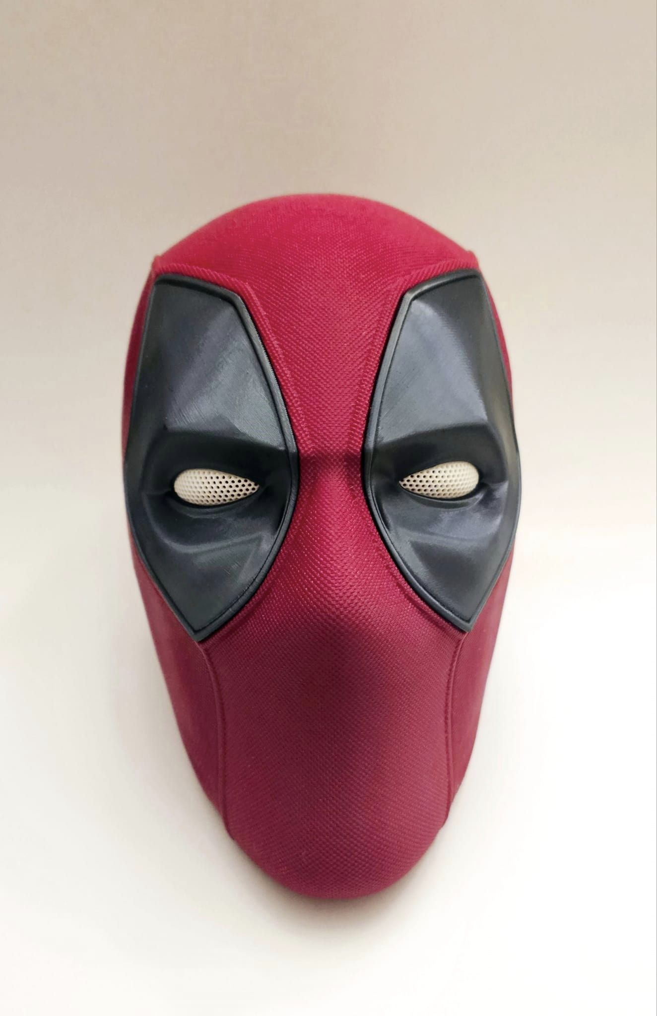 Masque de cosplay et d'exposition Deadpool : avec panneaux magnétiques et yeux expressifs