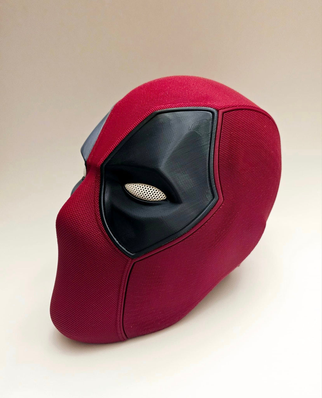 Masque de cosplay et d'exposition Deadpool : avec panneaux magnétiques et yeux expressifs